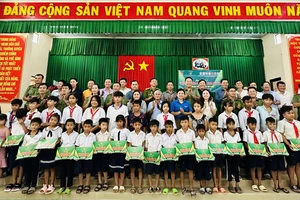 Công an TPHCM thăm, tặng thẻ bảo hiểm y tế cho 40 em học sinh ở tỉnh Trà Vinh. Ảnh: CHÍ THẠCH 