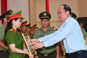 Phó Bí thư Thành ủy TPHCM Nguyễn Hồ Hải trao bằng khen cho các cá nhân, tập thể có thành tích xuất sắc. Ảnh: VIỆT DŨNG