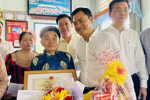 Phó Chủ tịch UBND TPHCM Bùi Xuân Cường thăm, chúc thọ người cao tuổi