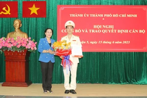 Đồng chí Nguyễn Thị Lệ, Phó Bí thư Thành ủy TPHCM, Chủ tịch HĐND TPHCM trao quyết định cho cán bộ quận 5