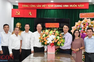 Phó Bí thư Thành ủy TPHCM Nguyễn Hồ Hải thăm, chúc mừng Trang tin Đảng bộ TPHCM. Ảnh: VIỆT DŨNG 