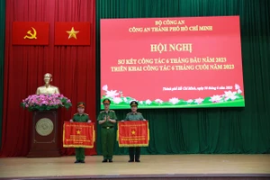 Trung tướng Nguyễn Duy Ngọc, Thứ trưởng Bộ Công an trao Cờ thi đua Chính phủ cho 2 tập thể xuất sắc.