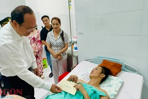 Phó Bí thư Thành ủy TPHCM Nguyễn Hồ Hải thăm cán bộ công an bị thương trong vụ tấn công 2 trụ sở UBND xã ở Đắk Lắk