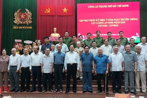Các đồng chí lãnh đạo, nguyên lãnh đạo cùng đại biểu và cán bộ, chiến sĩ lực lượng An ninh Công an TPHCM chụp hình lưu niệm tại buổi gặp mặt