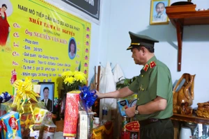 Đoàn công tác của TPHCM do Thiếu tướng Lê Hồng Nam, Giám đốc Công an TPHCM làm trưởng đoàn đến dâng hương, thăm hỏi, động viên gia đình các liệt sĩ hy sinh khi làm nhiệm vụ tại xã Ea Tiêu và xã Ea Ktur (huyện Cư Kuin, tỉnh Đắk Lắk).