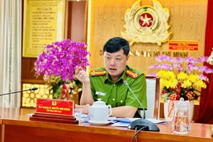 Thượng tá Nguyễn Đình Dương, Phó Giám đốc Công an TPHCM phát biểu tại buổi giám sát. Ảnh: CHÍ THẠCH