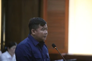 Bị cáo Phạm Thanh Tuấn, cựu Trưởng Công an phường Phú Thọ Hòa, quận Tân Phú bị tuyên phạt 7 năm tù, phạt bổ sung 100 triệu đồng.