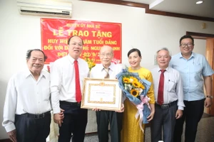 Phó Bí thư Thành ủy TPHCM Nguyễn Hồ Hải đến nhà đảng viên cao tuổi trao Huy hiệu Đảng