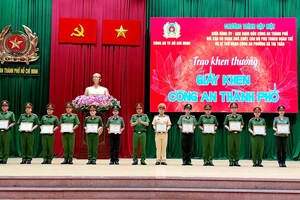 Đại tá Mai Hoàng trao khen thưởng cho các tập thể, cá nhân thuộc Đoàn Thanh niên Công an TPHCM có thành tích xuất sắc.