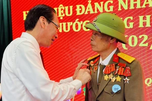 Trưởng Ban Nội chính Thành ủy TPHCM Lê Thanh Liêm trao Huy hiệu Đảng cho đảng viên cao tuổi Đảng ở quận 6. Ảnh: CHÍ THẠCH 