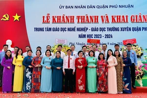 Lãnh đạo TPHCM dự khánh thành và khai giảng tại Trung tâm GDNN-GDTX quận Phú Nhuận. Ảnh CHÍ THẠCH 
