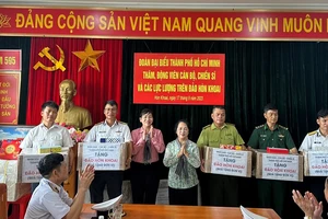 Đoàn công tác TPHCM thăm, tặng quà chiến sĩ ở đảo Hòn Khoai, tỉnh Cà Mau