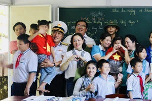Chủ tịch Ủy ban MTTQ Việt Nam TPHCM Trần Kim Yến thăm tặng quà các em học sinh ở đảo Hòn Chuối, tỉnh Cà Mau. Ảnh: CHÍ THẠCH
