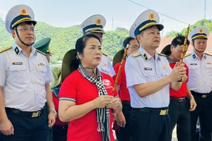 Đoàn công tác TPHCM dâng hương, dâng hoa tại Bia tưởng niệm Nam Du, tỉnh Kiên Giang. Ảnh: CHÍ THẠCH