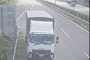 Xử phạt tài xế dùng giẻ che biển số đi lùi trên cao tốc TPHCM – Long Thành - Dầu Giây