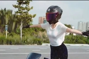 Hình ảnh người phụ nữ lái xe mô tô phân khối lớn trên đường không dùng tay