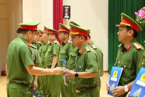 Đại tá Mai Hoàng, Phó Giám đốc Công an TPHCM trao quyết định bổ nhiệm điều tra viên cho các cán bộ chiến sĩ 