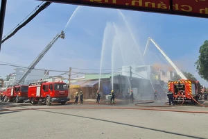 Diễn tập cứu người mắc kẹt trong 10 căn nhà liền kề cháy ở khu dân cư Tân Tạo. Ảnh: M.N