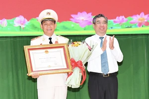 Phó Bí thư Thành ủy TPHCM Nguyễn Phước Lộc trao Huân chương Chiến công hạng Ba cho Thiếu tướng Đinh Thanh Nhàn. Ảnh: VIỆT DŨNG