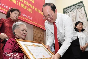Phó Bí thư Thành ủy TPHCM Nguyễn Hồ Hải trao Huy hiệu 75 năm tuổi Đảng cho đồng chí Phan Thị Thu Quỳ. Ảnh: VIỆT DŨNG 