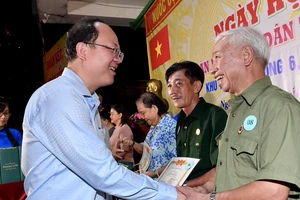 Phó Bí thư Thành ủy TPHCM Nguyễn Hồ Hải trao khen thưởng các hộ gia đình văn hóa tiêu biểu, các gương “Người tốt, việc tốt” năm 2023. Ảnh: VIỆT DŨNG 