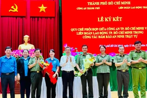 Đồng chí Nguyễn Phước Lộc, Phó Bí thư Thành ủy TPHCM, Trưởng Ban Tổ chức Thành ủy TPHCM tặng hoa chúc mừng Công an TPHCM và LĐLĐ TPHCM. Ảnh: CHÍ THẠCH