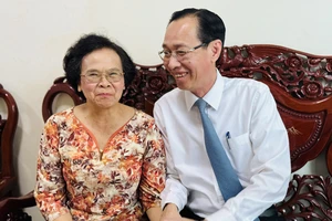 Trưởng Ban Nội chính Thành ủy TPHCM Lê Thanh Liêm thăm nhà giáo tiêu biểu