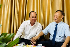 Phó Bí thư Thành ủy TPHCM Nguyễn Hồ Hải thăm, chúc mừng nhà giáo tiêu biểu. Ảnh: CHÍ THẠCH 