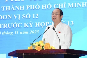 ĐB Nguyễn Hồ Hải trao đổi với cử tri quận 11. Ảnh: VIỆT DŨNG 