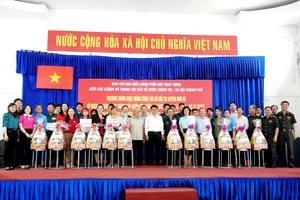 Đoàn trao các phần quà cho các gia đình chính sách, có công, thăm các Mẹ Việt Nam anh hùng, Anh hùng LLVT nhân dân và các thương binh