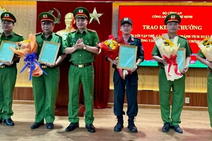 Thiếu tướng Mai Hoàng, Phó Giám đốc Công an TPHCM trao thưởng nóng cho các tập thể, cá nhân phá vụ nữ nhân viên quán cà phê bị sát hại cướp tài sản