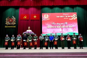 Trung tướng Lê Hồng Nam, Giám đốc Công an TPHCM và đồng chí Ngô Minh Hải, Phó Bí thư Thường trực Thành đoàn TPHCM trao tặng các phần quà tết cho đoàn viên thanh niên