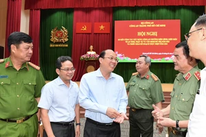 Phó Bí thư Thường trực Thành ủy TPHCM Nguyễn Hồ Hải trao đổi với Ban Giám đốc Công an TPHCM tại hội nghị. Ảnh: VIỆT DŨNG