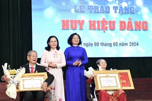 Chủ tịch HĐND TPHCM Nguyễn Thị Lệ trao Huy hiệu Đảng đến đảng viên cao tuổi Đảng 