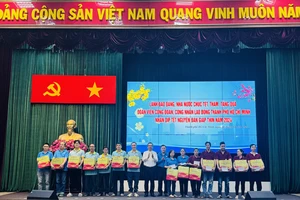 Phó Bí thư Thành ủy TPHCM Nguyễn Phước Lộc thăm, tặng quà 300 đoàn viên công đoàn, công nhân lao động