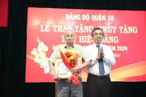Phó Bí thư Thành ủy TPHCM Nguyễn Phước Lộc trao Huy hiệu Đảng đến đảng viên cao tuổi Đảng