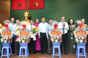Phó Bí thư Thành ủy TPHCM Nguyễn Phước Lộc thăm, chúc tết Bí thư Chi bộ khu phố tiêu biểu ở quận 10
