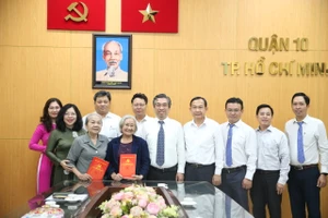 Phó Bí thư Thành ủy TPHCM Nguyễn Phước Lộc thăm, chúc tết các cá nhân tiêu biểu ở quận 10 