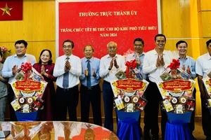 Phó Bí thư Thành ủy TPHCM Nguyễn Phước Lộc cùng lãnh đạo quận 12 trao quà, chúc mừng các đồng chí Bí thư Chi bộ khu phố tiêu biểu ở quận 12