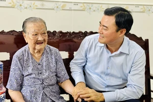 Phó Chủ tịch UBND TPHCM Bùi Xuân Cường ân cần hỏi thăm sức khỏe, tình hình sinh hoạt của Mẹ Việt Nam Anh hùng Nguyễn Thị Ở