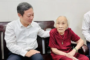 Phó Chủ tịch UBND TPHCM Dương Anh Đức ân cần thăm hỏi sức khỏe của Mẹ Việt Nam Anh hùng Lê Thị Thu