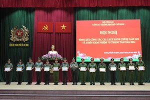 Trung tướng Lê Hồng Nam, Giám đốc Công an TPHCM khen thưởng các đơn vị có thành tích xuất sắc 
