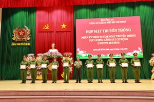 Thiếu tướng Trần Đức Tài, Phó Giám đốc Công an TPHCM trao khen thưởng cho cá nhân, tập thể có thành tích xuất sắc