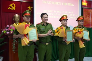 Thiếu tướng Mai Hoàng, Phó Giám đốc Công an TPHCM khen thưởng cá nhân, tập thể trong vụ phát hiện 3 vali chứa 184 bánh heroin ở căn hộ giữa trung tâm TPHCM