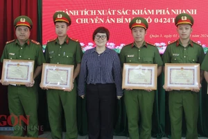 Chủ tịch UBND quận 5 Trương Minh Kiều trao khen thưởng các tập thể, cá nhân phá vụ bắt “phù thủy” gây mê cướp tài sản ở bệnh viện