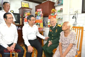 Phó Bí thư Thành ủy TPHCM Nguyễn Phước Lộc thăm, tặng quà chiến sĩ tham gia Chiến dịch Điện Biên Phủ