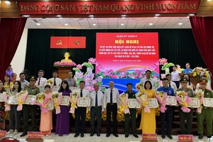 Trưởng Ban Tuyên giáo Thành ủy TPHCM Phan Nguyễn Như Khuê cùng lãnh đạo quận 8 đã trao tặng giấy khen cho các cá nhân có thành tích xuất sắc