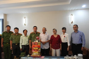Trung tướng Lê Hồng Nam, Giám đốc Công an TPHCM thăm hỏi tặng quà ông Nguyễn Thế Kỷ