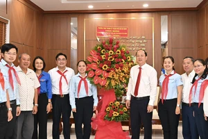 Đồng chí Nguyễn Hồ Hải, Phó Bí thư Thường trực Thành ủy TPHCM thăm chúc mừng Hội đồng Đội TPHCM. Ảnh: VIỆT DŨNG