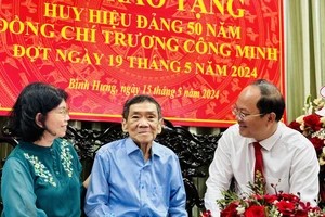 Phó Bí thư Thường trực Thành ủy TPHCM Nguyễn Hồ Hải đã thăm hỏi, chúc sức khỏe đồng chí Trương Công Minh cùng người thân gia đình. Ảnh: CHÍ THẠCH 